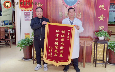 5月化疗病危、11月强势庆生赠锦旗——70岁肺癌父亲如何被秦旭东院长创造生命奇迹！