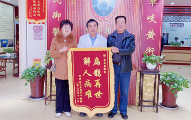 “当癌症患者送锦旗，就不只为她自己”—— 新疆75岁乳腺癌晚期母亲遇秦旭东院长的生命奇迹！