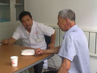 图1-1 夏洪明老人来秦院长诊室复诊